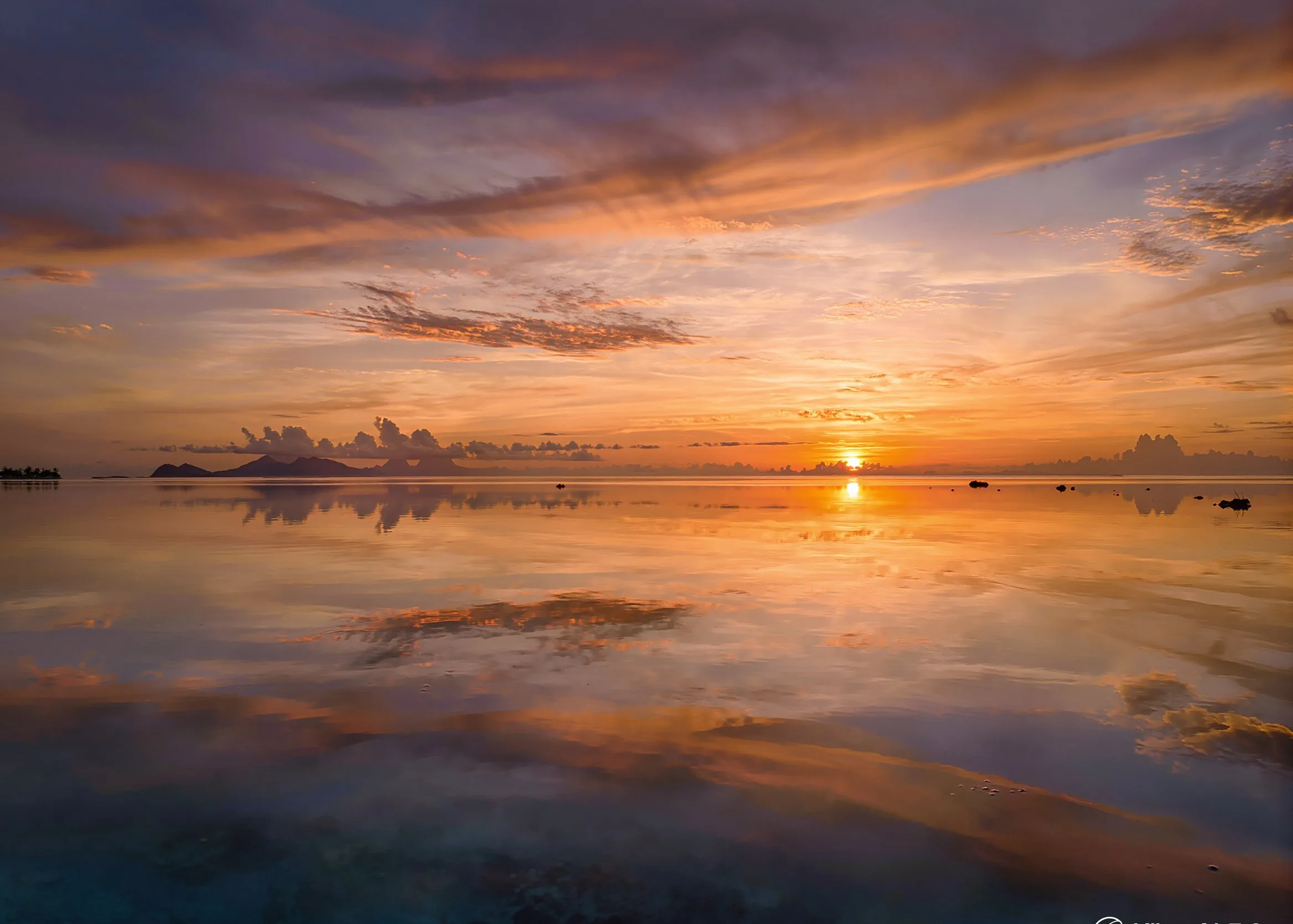 Coucher de soleil sur lagon polynésien