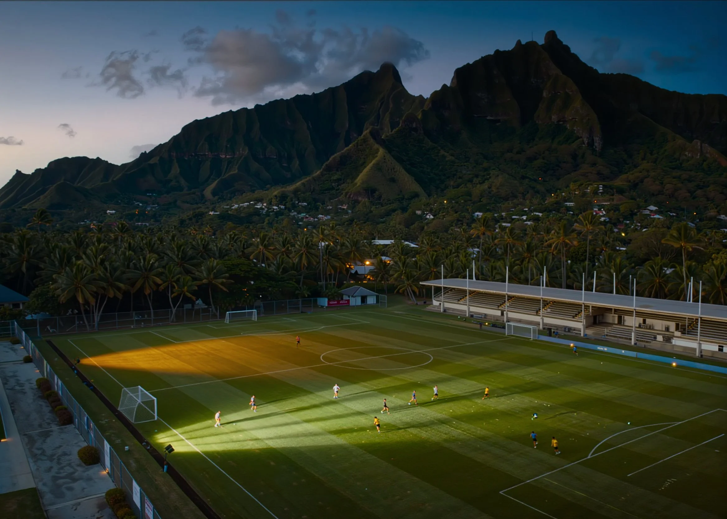 Terrain de football en Polynésie Française au crépuscule avec les montagnes de Moorea